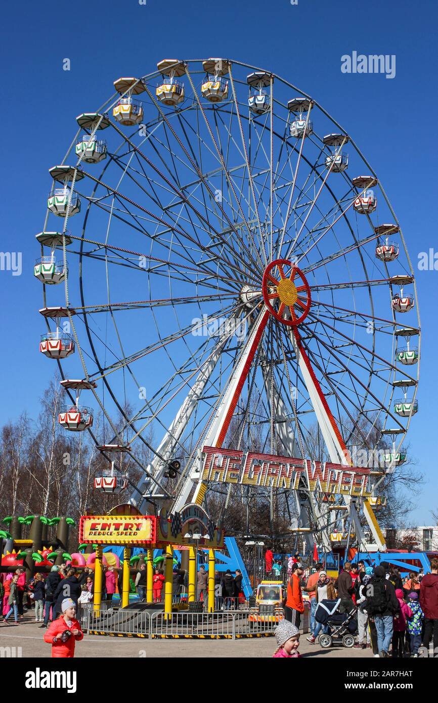 Riesenrad Vergnügungsfahrt im Suomen Tivoli Wanderkarneval in Järvenpää, Finnland Stockfoto