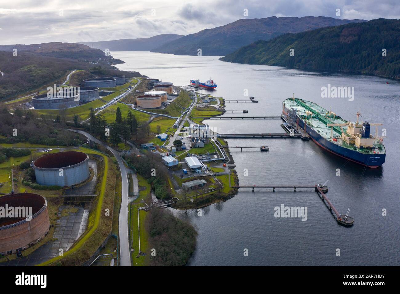 Luftbild des Finnart Ocean Terminal, betrieben von Petroinios am Loch Long, Argyll and Bute, Schottland, Großbritannien Stockfoto