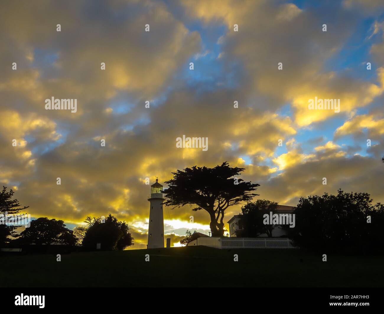 Sonnenuntergang über dem Leuchtturm auf Tiritiri Matangi, Neuseeland Stockfoto