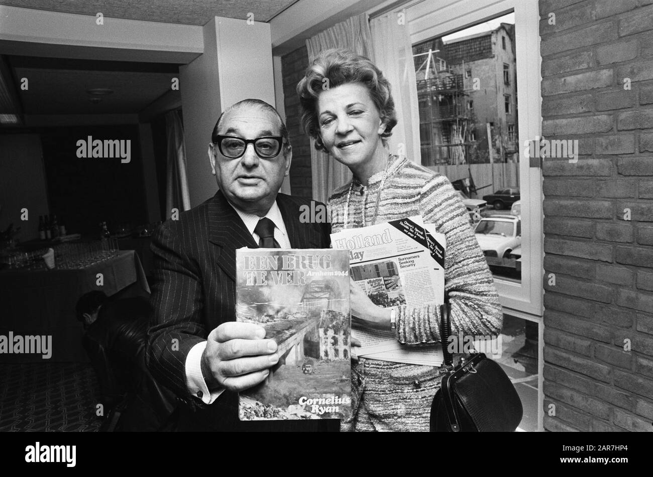 Pressekonferenz Joseph E. Levine und Cathy Ryan (Witwe des Autors Cornelius Ryan) über Film EINE Brücke zu weit Datum: 27. März 1975 Schlagwörter: Filmproduzenten, Filme, Pressekonferenzen persönlicher Name: Levine Joseph E, Ryan Cathy Stockfoto