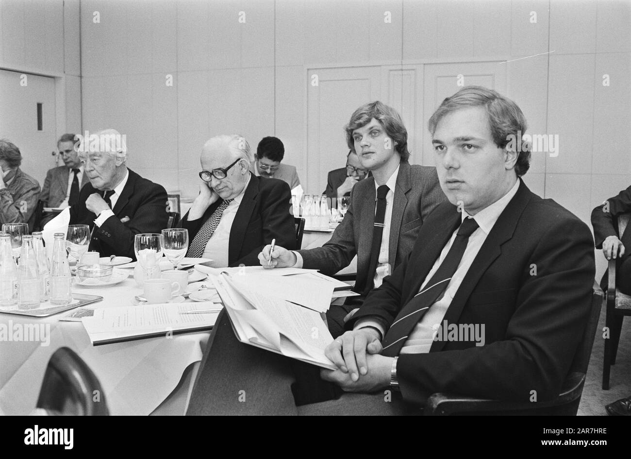 Pressekonferenz Nationale Nederlanden; Journalisten Datum: 6. Mai 1982 Schlagwörter: Pressekonferenzen, Versicherungsgesellschaften Institutionenname: Nationale Nederlanden Stockfoto