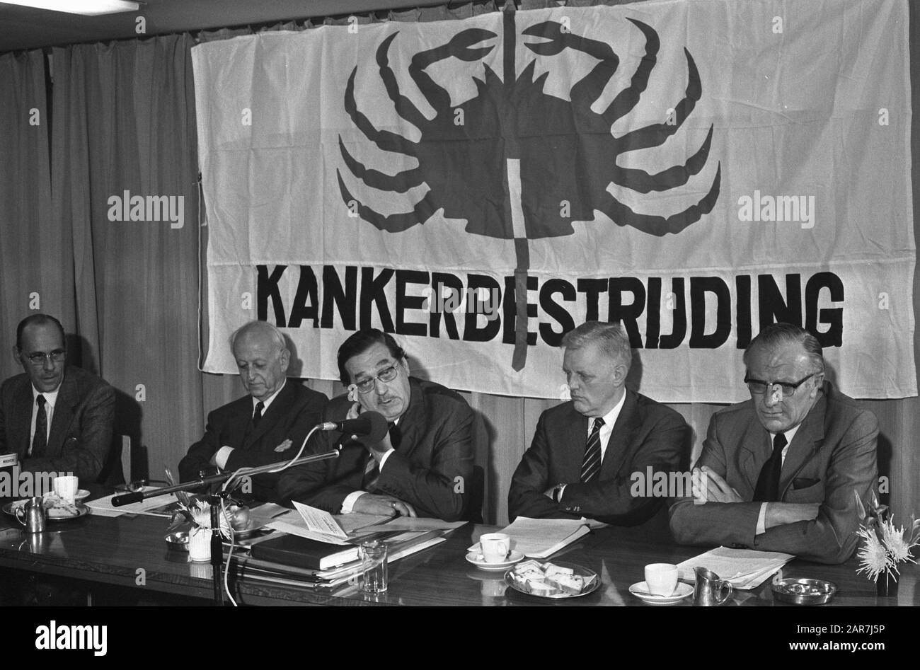 Pressekonferenz für 25 Jahre Koningin Wilhelmina Fonds in Nieuwspoort, Prof. dr. S. Muntendam, F. A. Schutten Datum: 7. April 1974 Stichwörter: Pressekonferenzen, Vorsitzender Personenname: F. A. Schuttenh, Koningin Wilhelmina Fonds, Muntendam, P. Institutionenname: KWF Cancer Compression Stockfoto