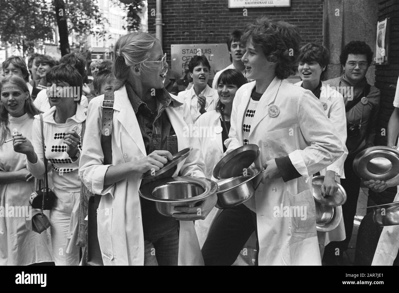 Mitarbeiter Slotervaartziekenhuis protestiert für das Rathaus gegen Schließungspläne CRM; Datum: 25. August 1982 Stichwörter: Personal, KRANKENSCHWESTER, Proteste, Rathäuser Stockfoto