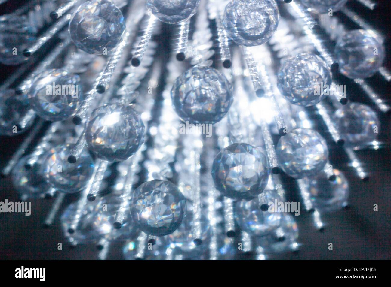 Nahaufnahme von Stillleben unter einem Kronleuchter-Licht. Stockfoto