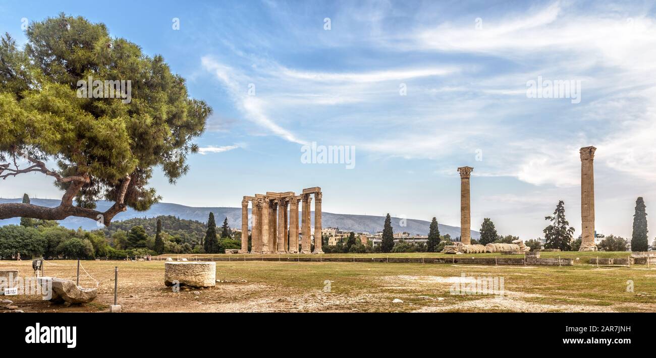 Tempel des olympischen Zeus, Athen, Griechenland. Es ist eines der wichtigsten Wahrzeichen Athens. Panorama der berühmten Antiken griechischen Ruinen im Zentrum von Athen. Landschaftlich Schön Stockfoto