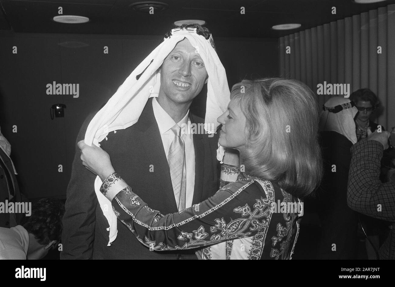 Das Dutch Swing College kommt in Schiphol an, Peter Schilperoort (mit Keffiyeh), Anführer DSC, wird von seiner Frau begrüßt. Stockfoto