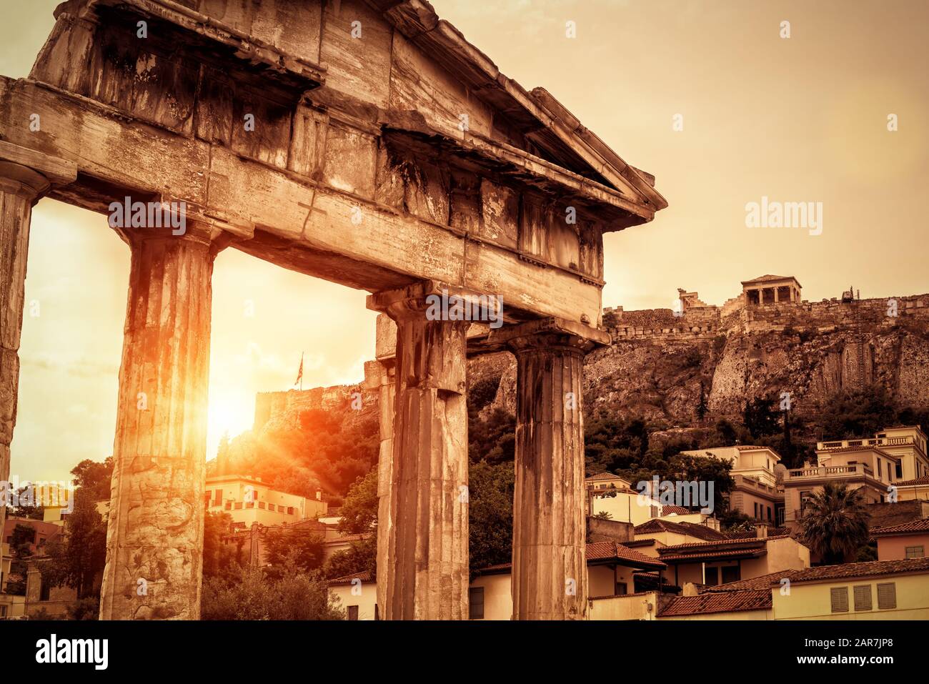 Roman Agora bei Sonnenuntergang im Sommer, Athen, Griechenland. Es ist eines der wichtigsten Wahrzeichen Athens. Berühmte Akropolis in der Ferne. Die Landschaft des sonnigen Altertums Stockfoto