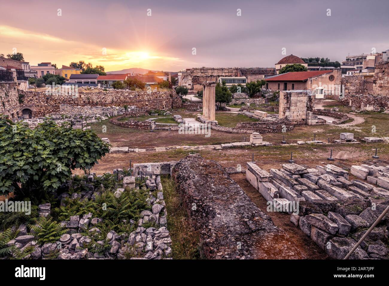 Bibliothek von Hadrian bei Sonnenuntergang, Athen, Griechenland. Es ist eines der wichtigsten Wahrzeichen Athens. Wunderschöner Panoramablick auf Hadrians Bibliothek im Zentrum von Athen Stockfoto