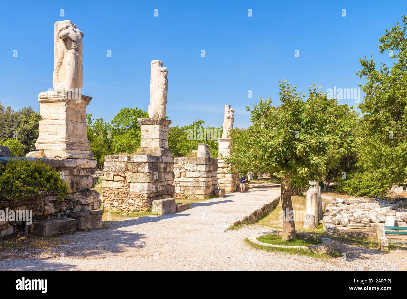 Ruinierte Statuen auf der Agora, Athen, Griechenland. Blick auf den historischen Park im Zentrum von Athen. Das Altgriechische Agora ist eine der wichtigsten Touristenattraktionen Stockfoto