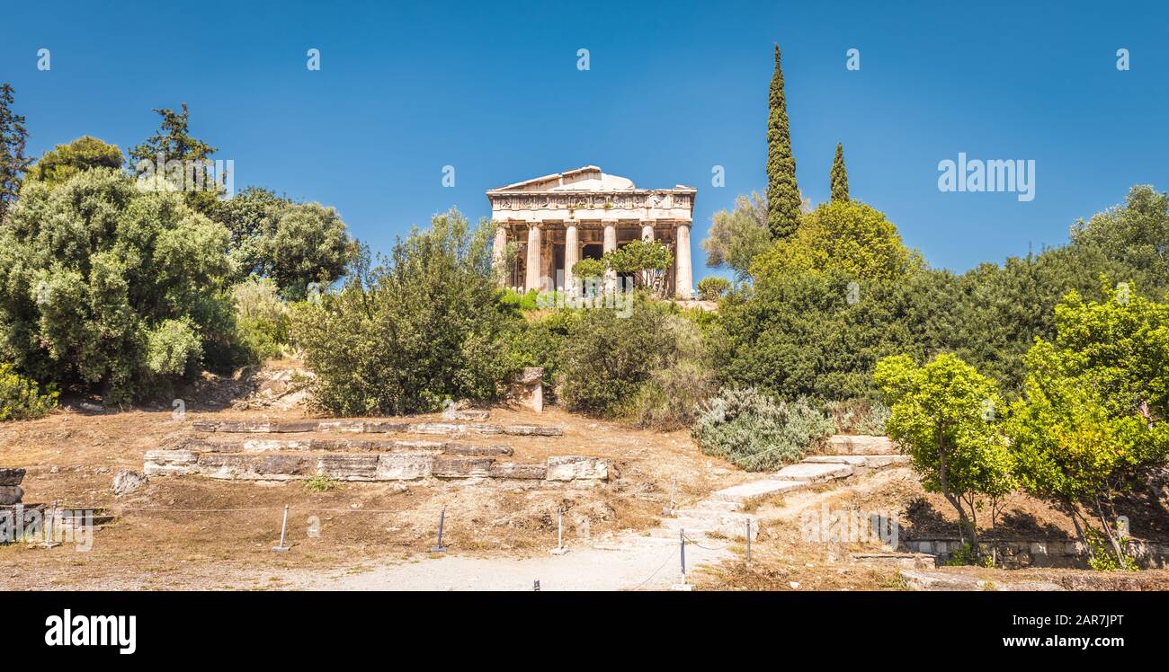 Tempel des Hephaestus in Agora, Athen, Griechenland. Es ist ein berühmtes Wahrzeichen Athens. Landschaftlich schöner Blick auf den grünen Park mit Antiken griechischen Ruinen im At Stockfoto