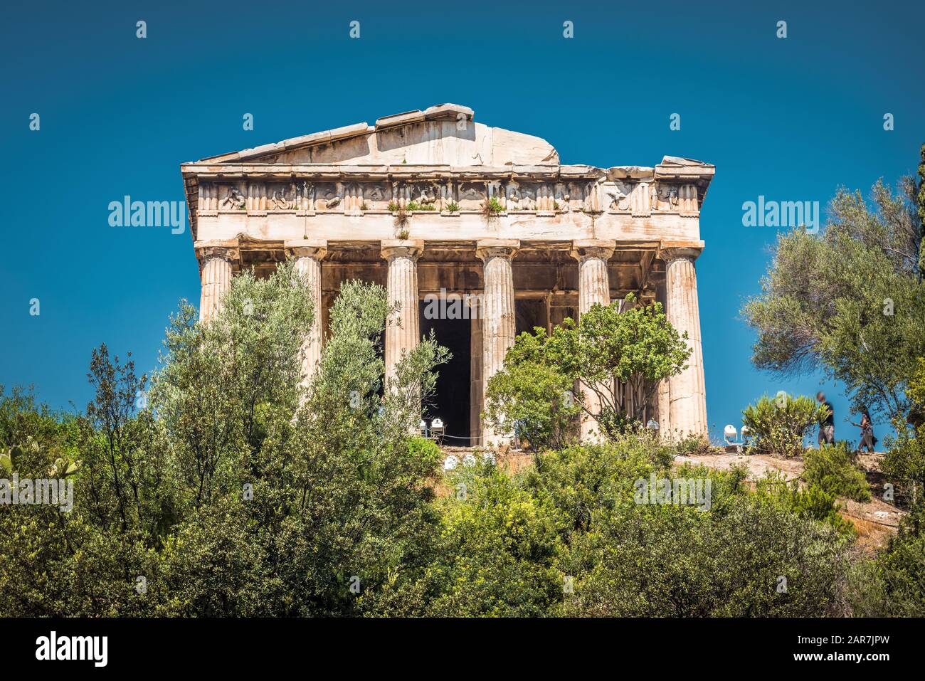 Tempel des Hephaestus in Agora, Athen, Griechenland. Es ist eine der wichtigsten Touristenattraktionen Athens. Malerische Aussicht auf den antiken griechischen Tempel von Hephaes Stockfoto