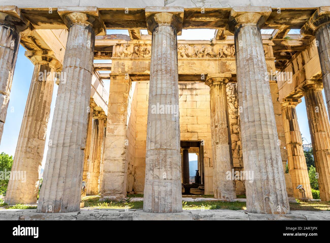 Tempel des Hephaestus in Sonnenschein, Athen, Griechenland. Es ist eines der wichtigsten Wahrzeichen Athens. Sonniger Blick auf den antiken griechischen Tempel von Hephaestus Stockfoto