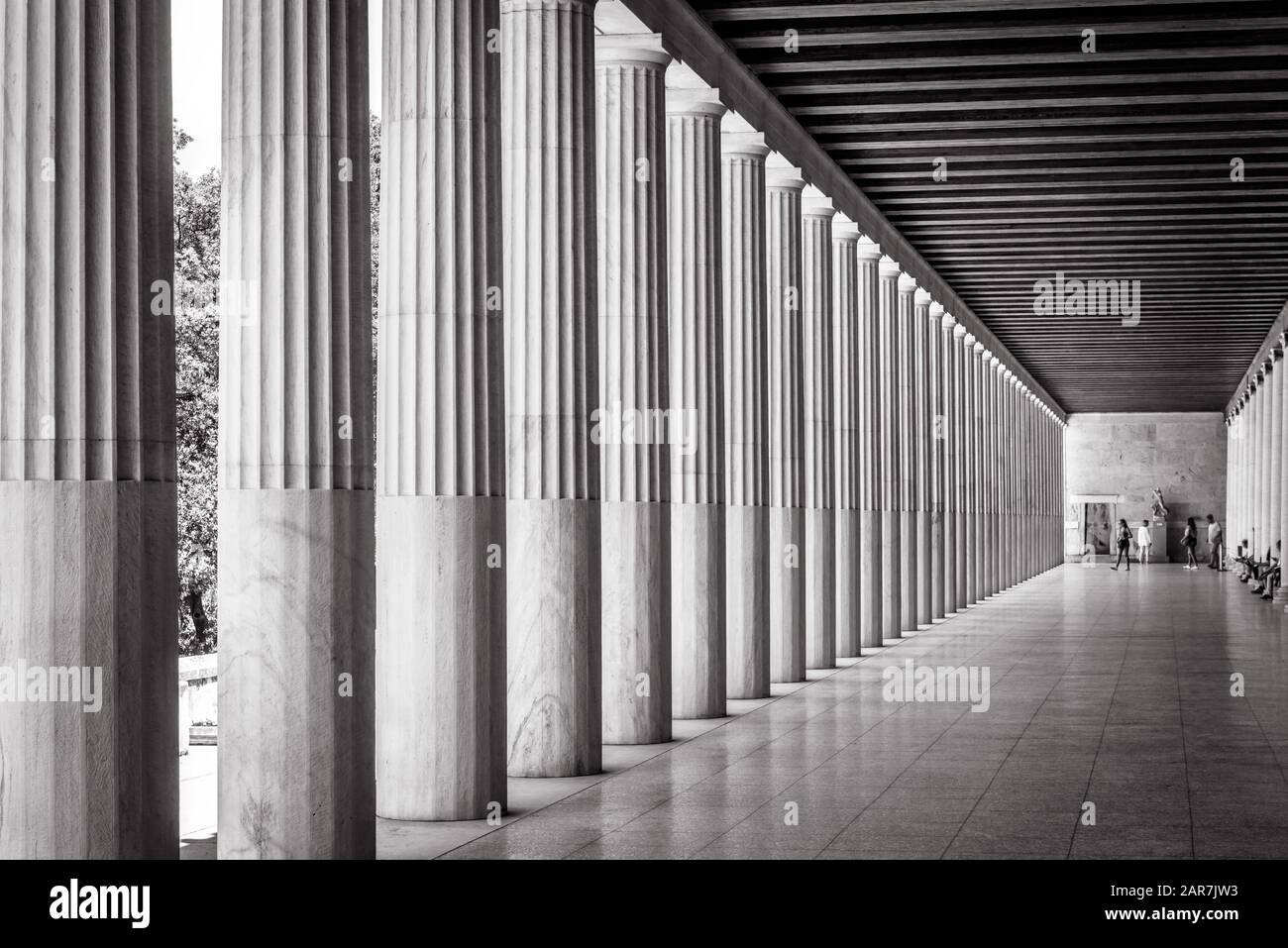 STOA von Attalos in Agora, Athen, Griechenland. Es ist eine der wichtigsten Touristenattraktionen Athens. Panoramasicht auf Stoa-Säulen mit Perspektive. Histor Stockfoto