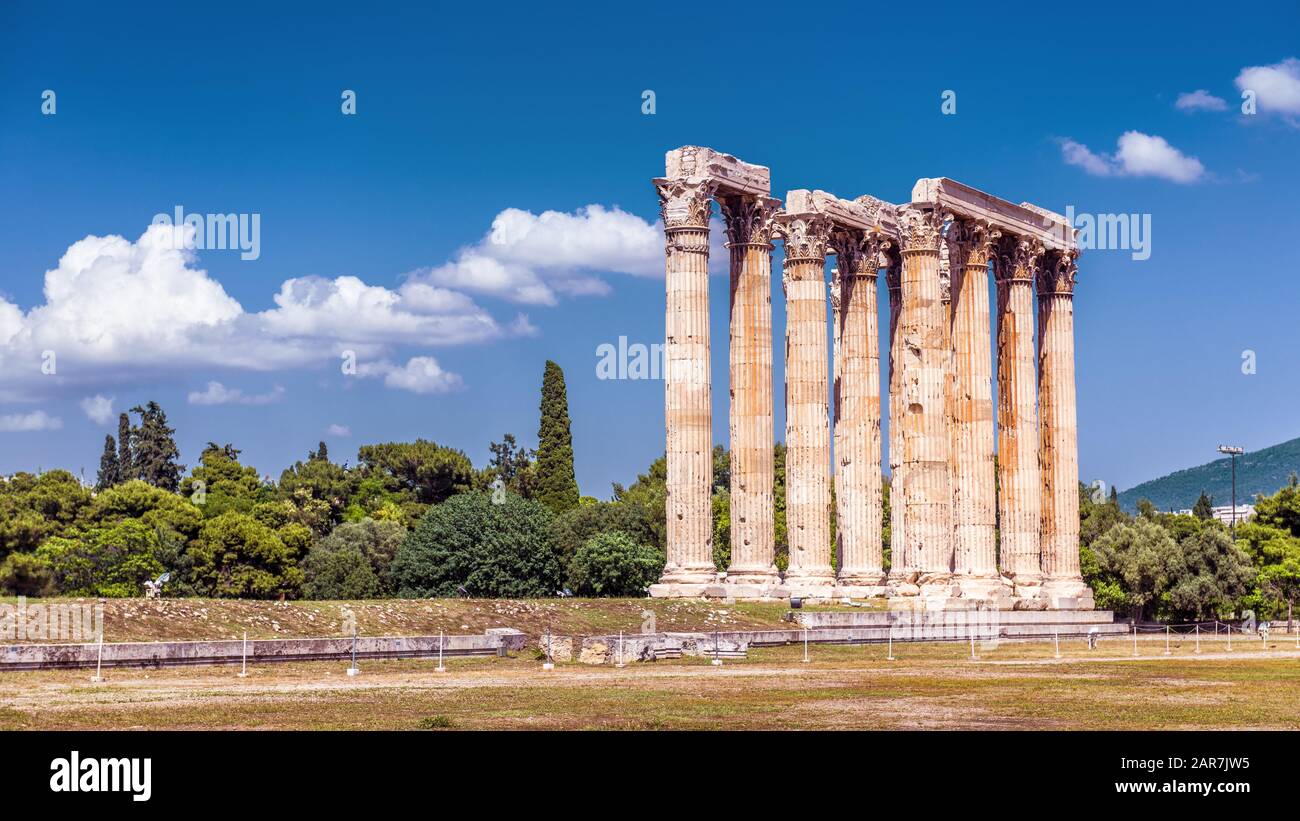 Panoramablick auf den Tempel des olympischen Zeus oder Olympieion, Athen, Griechenland. Es ist eines der wichtigsten Wahrzeichen Athens. Wunderschönes Panorama der großen an Stockfoto