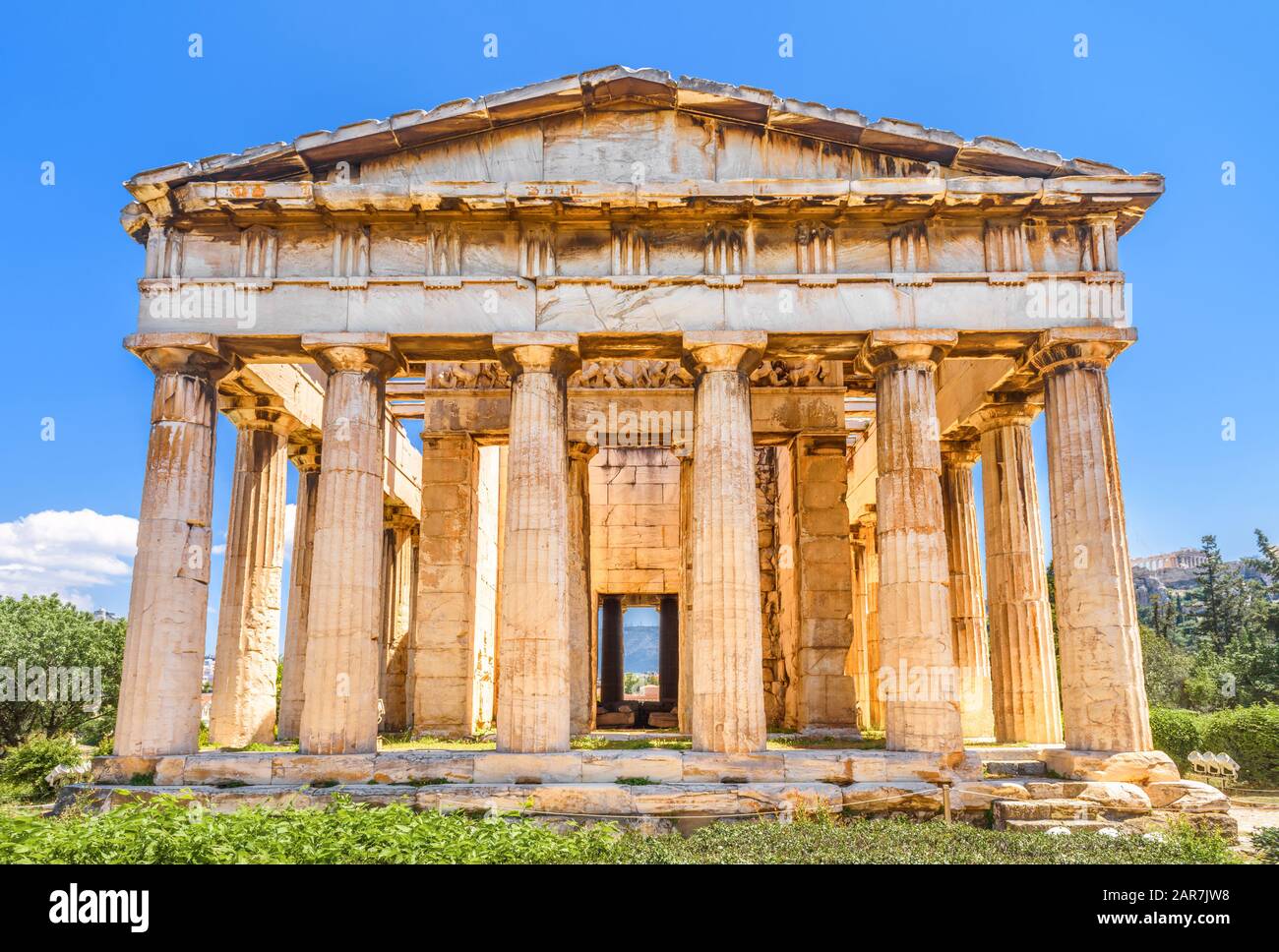 Tempel des Hephaestus im Antiken Agora, Athen, Griechenland. Es ist eines der wichtigsten Wahrzeichen Athens. Sonniger Blick auf den klassischen griechischen Tempel in Athen Stockfoto