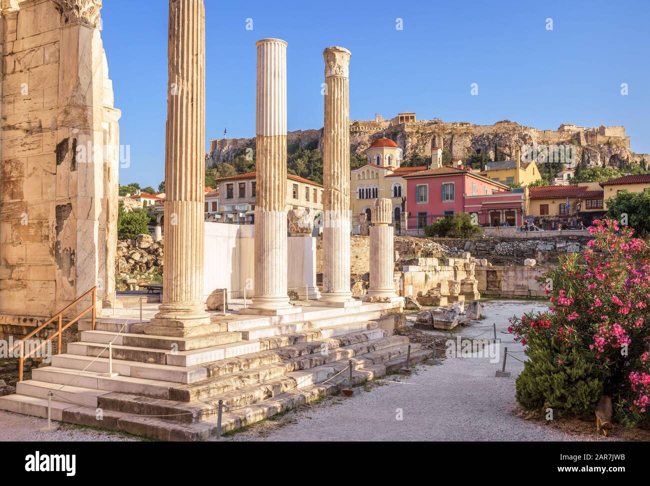 Bibliothek von Hadrian mit Blick auf Akropolis, Athen, Griechenland. Es ist eines der wichtigsten Wahrzeichen Athens. Antike griechische Ruinen im Stadtzentrum von Athen in Stockfoto