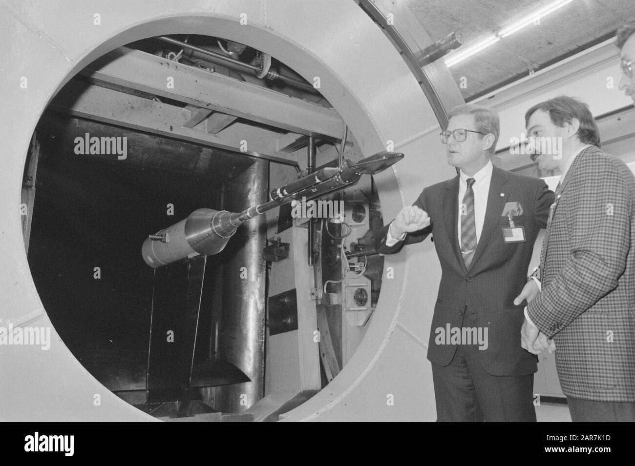 Pieter van Vollenhoven besucht National Air and Space Lab.; Sichtmodell im Windkanal Datum: 12. Februar 1988 Stichwörter: Besuche, Labore Personenname: Vollenhoven, Pieter van Stockfoto