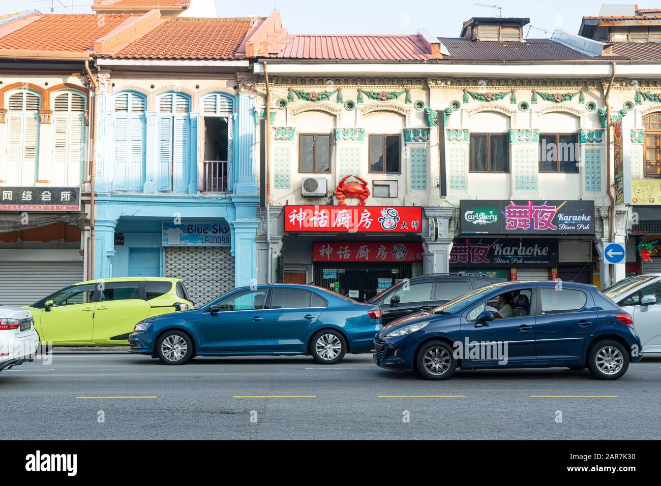 Singapur. Januar 2020. Typische Ladenhäuser an einer belebten Straße des Kallang-Viertels Stockfoto