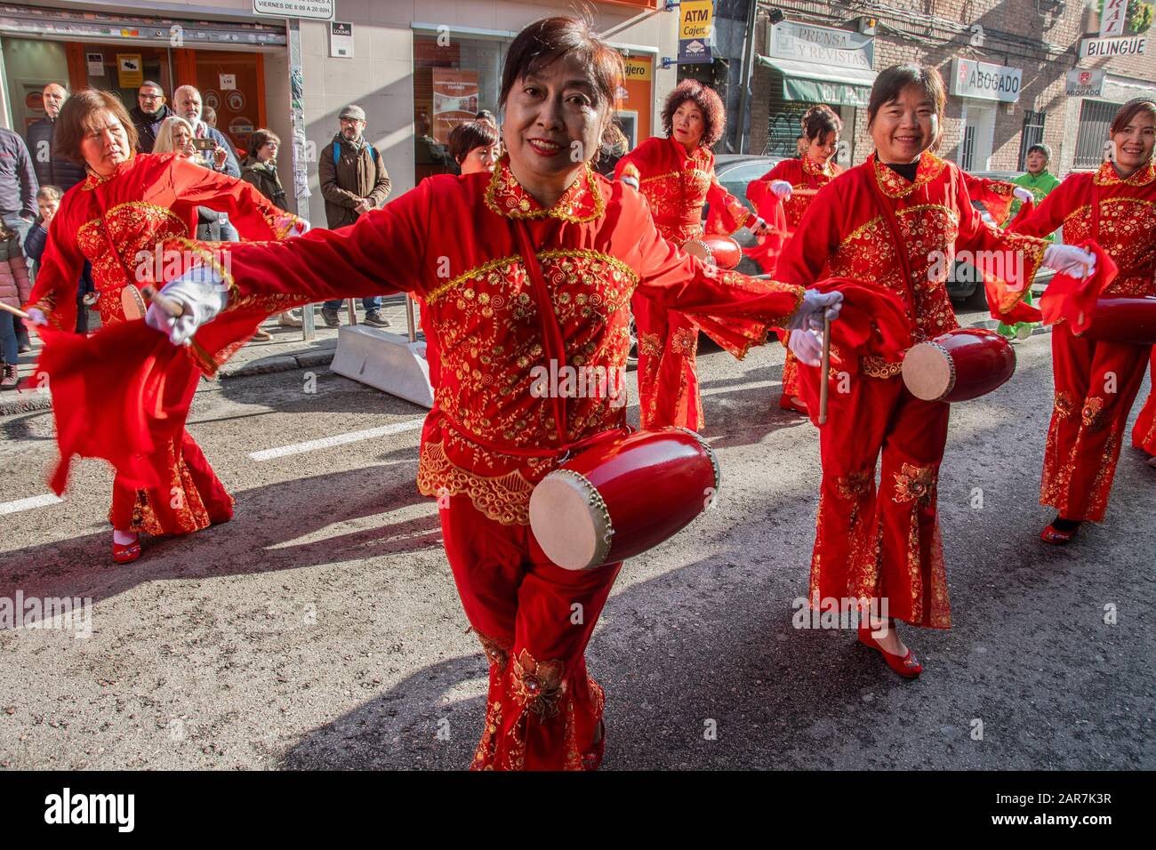 Chinesische Neujahrsfeiern 2020, "Jahr der Ratte" in der Nachbarschaft von Usera in Madrid, Spanien. Stockfoto