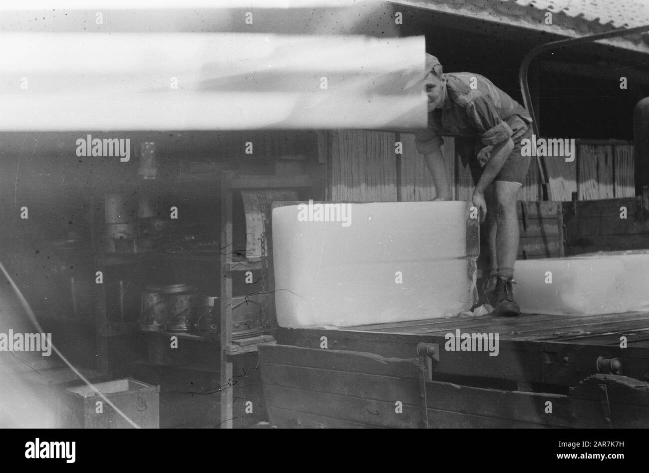 Pladjoe-West Palembangs; 8. Abteilung Feldartillerie Pladjoe-West bei Palembangs. [Eis wird geliefert] Datum: November 1947 Ort: Indonesien, Niederländische Ostindien, Palembangs, Plaju, Sumatra Stockfoto