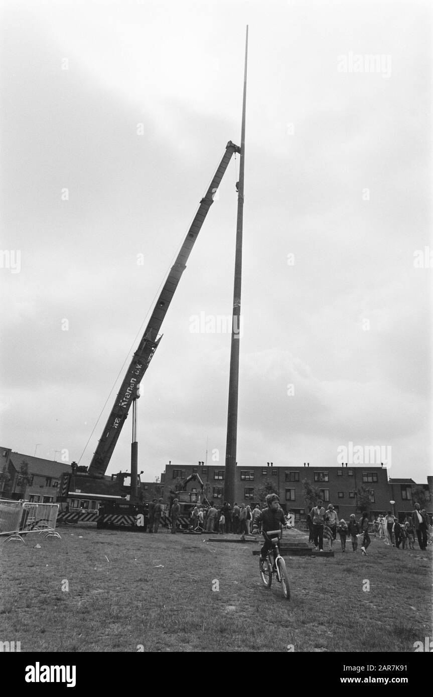 Platzierung 55 Meter hohes Kunstwerk; Energienadel in Almere Datum: 5. Juli 1984 Ort: Almere, Flevoland Schlagwörter: Kunstwerke Stockfoto