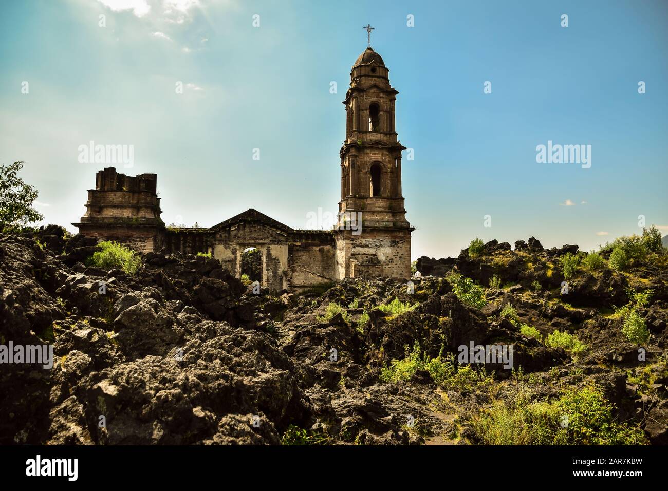 Der Glockenturm einer Kirche, die aus einem Vulkan Lavafeld, Paricutin, Mexiko Stockfoto