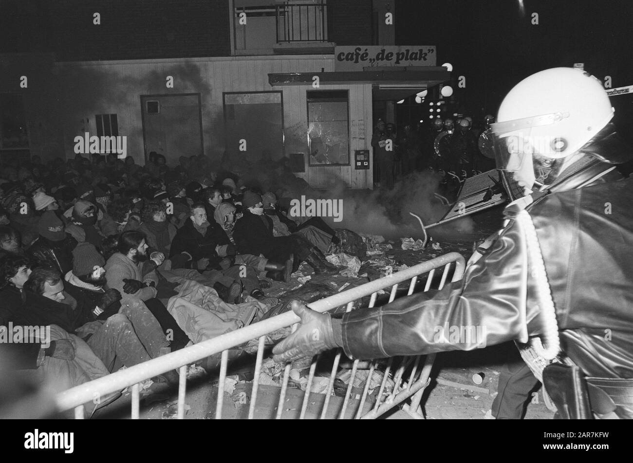 Die Polizei hat die Razzien gegen Nijmegen, m.b. Panzer-Planiergeräte und 2000 Mann Personal eingestellt, die menschliche Barrikade wird auseinandergeschlagen Datum: 23. Februar 1981 Ort: Nijmegen Schlüsselwörter: Barrikaden, Risse, POLIZEI, Hausbesetzer Stockfoto