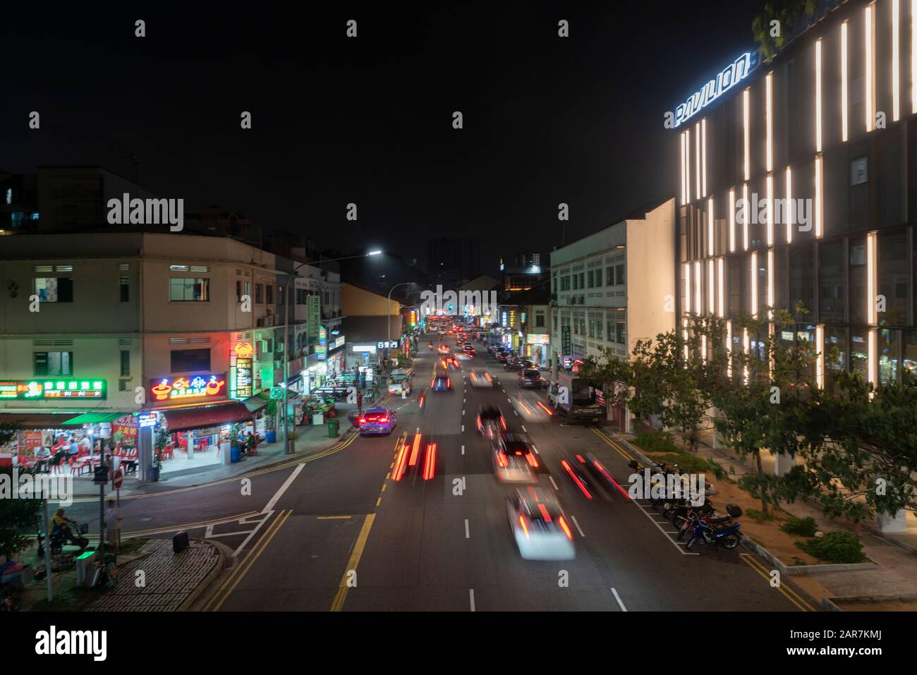 Singapur. Januar 2020. Nachts Verkehr auf einer Straße im Stadtteil Kallang Stockfoto