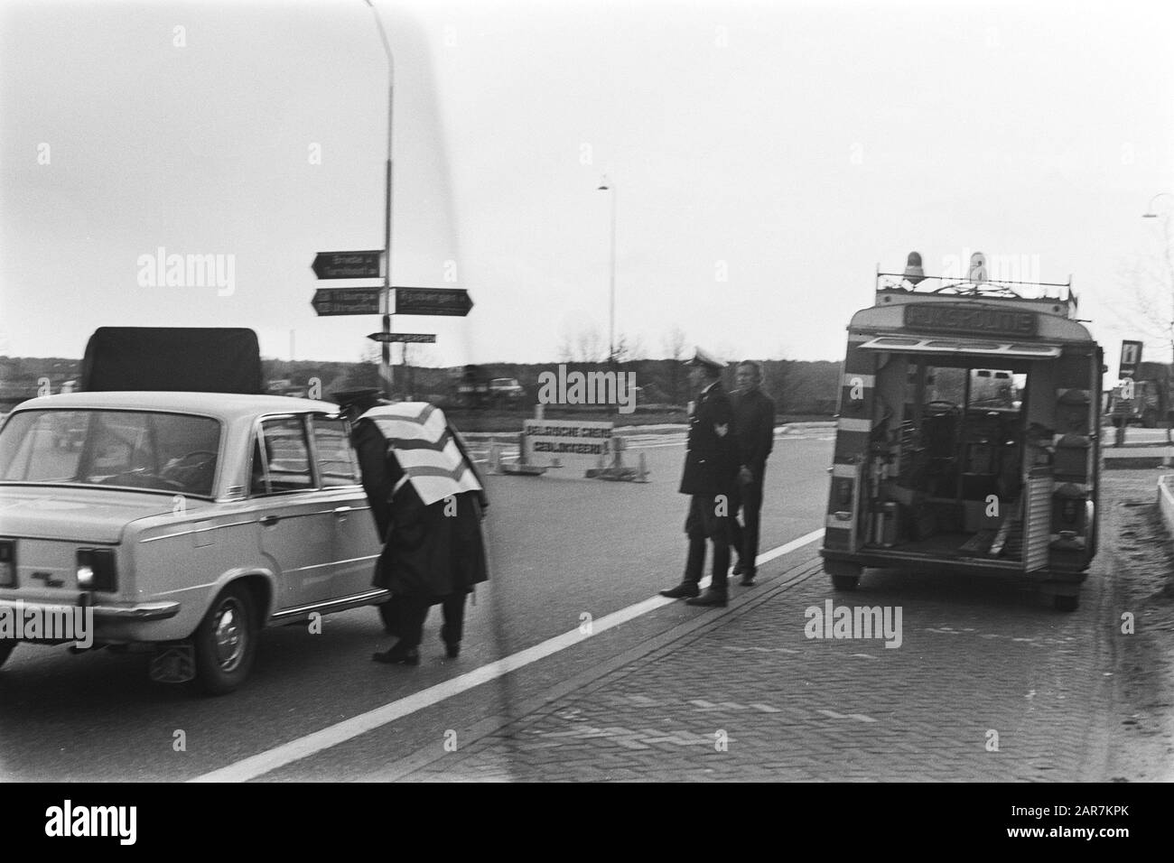 Demonstration der belgischen Landwirte mit Traktoren auf der Straße der niederländischen Polizeipost während der Aktion der Landwirte Datum: 19. März 1971 Ort: Belgien Stichwörter: Demonstrationen, Landwirte, Polizisten Stockfoto