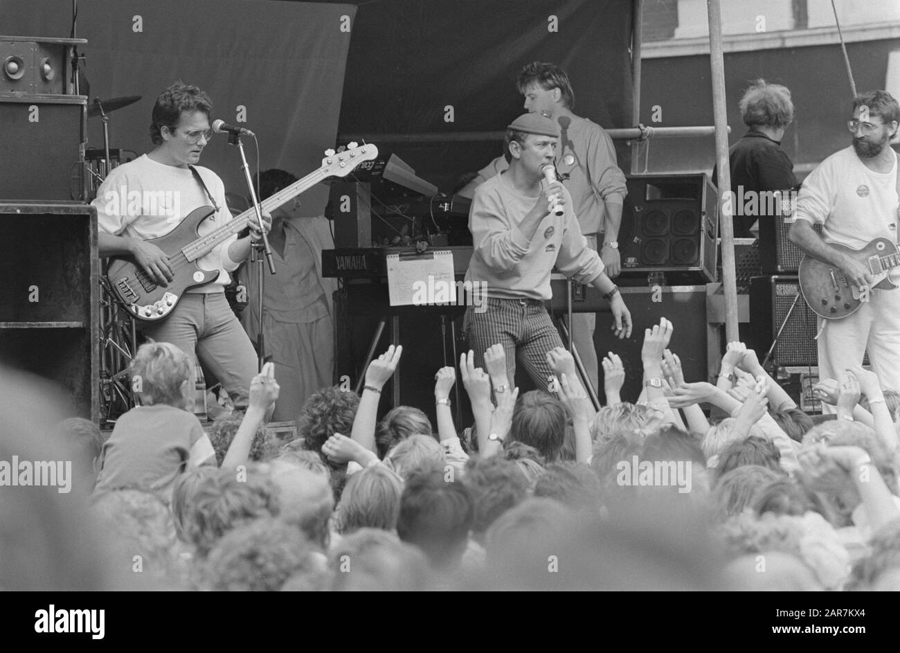 Popgroep Printing gibt Konzert im Leidseplein als Hommage an die Stadtreinigung; Sänger Harry Slinger Date: 2. August 1985 Schlagwörter: Popgruppen, Konzerte, Sänger Personenname: Harry Garland Stockfoto