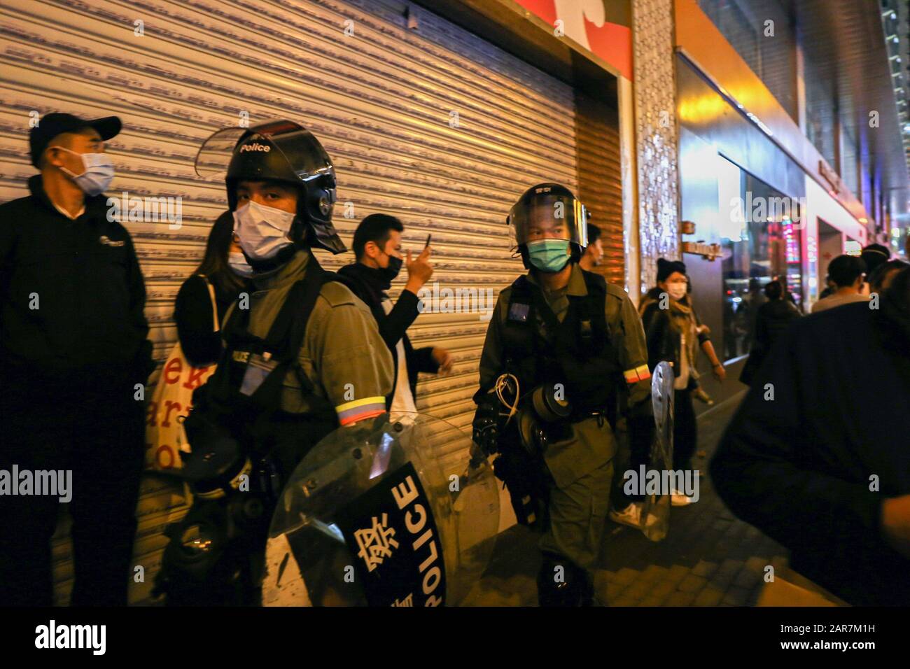 Die Polizei während einer Zerstreuungsmission von Demonstranten in Hongkong trägt zusätzlich zu ihrer Schutzausrüstung Gesichtsmasken nach Berichten des in Hongkong erscheinenden Wuhan Coronavirus. Das Wuhan Coronavirus ist ein neues und hochinfektiöses SARS-Stammvirus, das seinen Ursprung in der chinesischen Provinz Hubei hat und auf einen Tiermarkt in der Stadt Wuhan zurückzuführen ist. Stockfoto