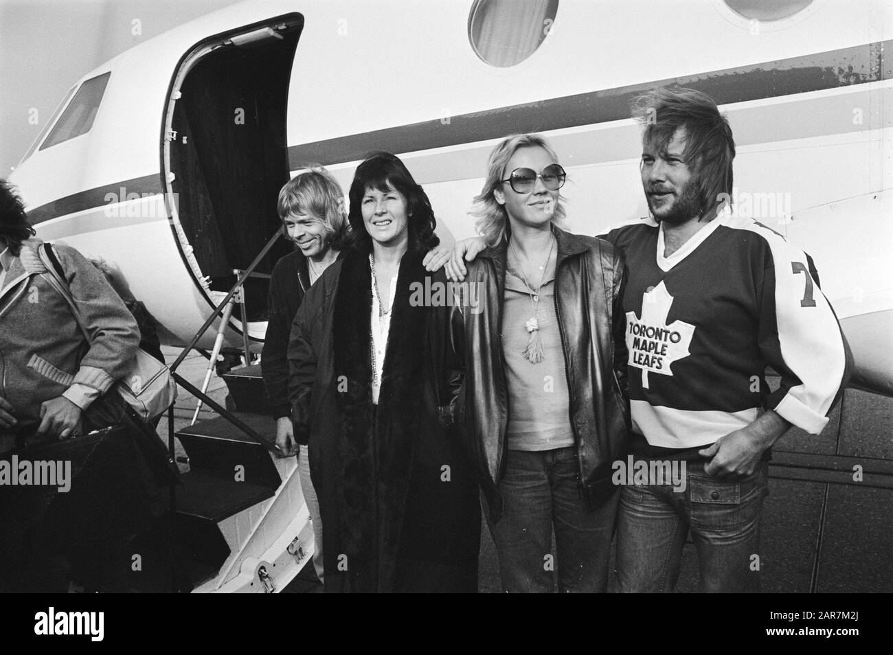 Popgroep ABBA kam am Flughafen Zestienhoven Rotterdam an; v. l. n.r.: Björn Ulvaeus, Anni-Frid Frida Lyngstad, Agnetha Fältskog und Benny Andersson Datum: 24. Oktober 1979 Standort: Rotterdam, Süd-Holland Schlüsselwörter: An- und Abreise, Bands, Popmusik, Flughäfen persönlicher Name: Lynsson, Benny, Festitha, Anwältstad, Institut für Annivád Stockfoto