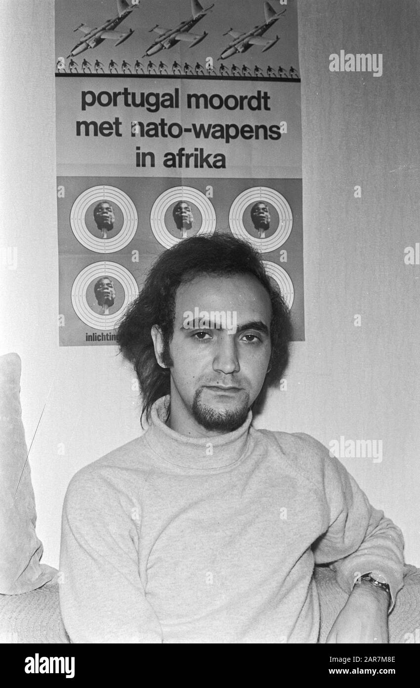 Portuguese J. A. Pinto de Sousa, Psychologie der Studenten an der GU Amsterdam, und Gastgeber des Radioprogramms Portugiesisch sprechende Arbeiter Datum: 29. Januar 1971 Ort: Amsterdam, Noord-Holland Schlüsselwörter: Porträts, Moderatoren, Radio, Studenten persönlicher Name: Pinto de Sousa, J.A. Stockfoto