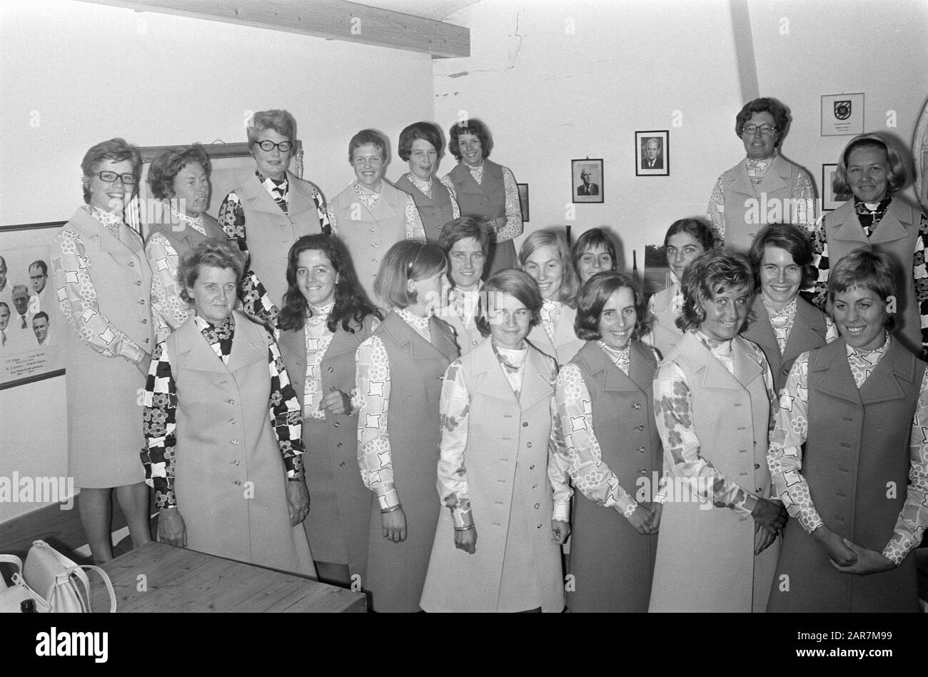 Damenhockeyteam in neuem Anzug Amstelveen Posiert Mitglieder des Teams Datum: 16. Juni 1971 Ort: Amstelveen, Noord-Holland Schlagwörter: Hockey, Kostüme, Athleten, Frauen Stockfoto
