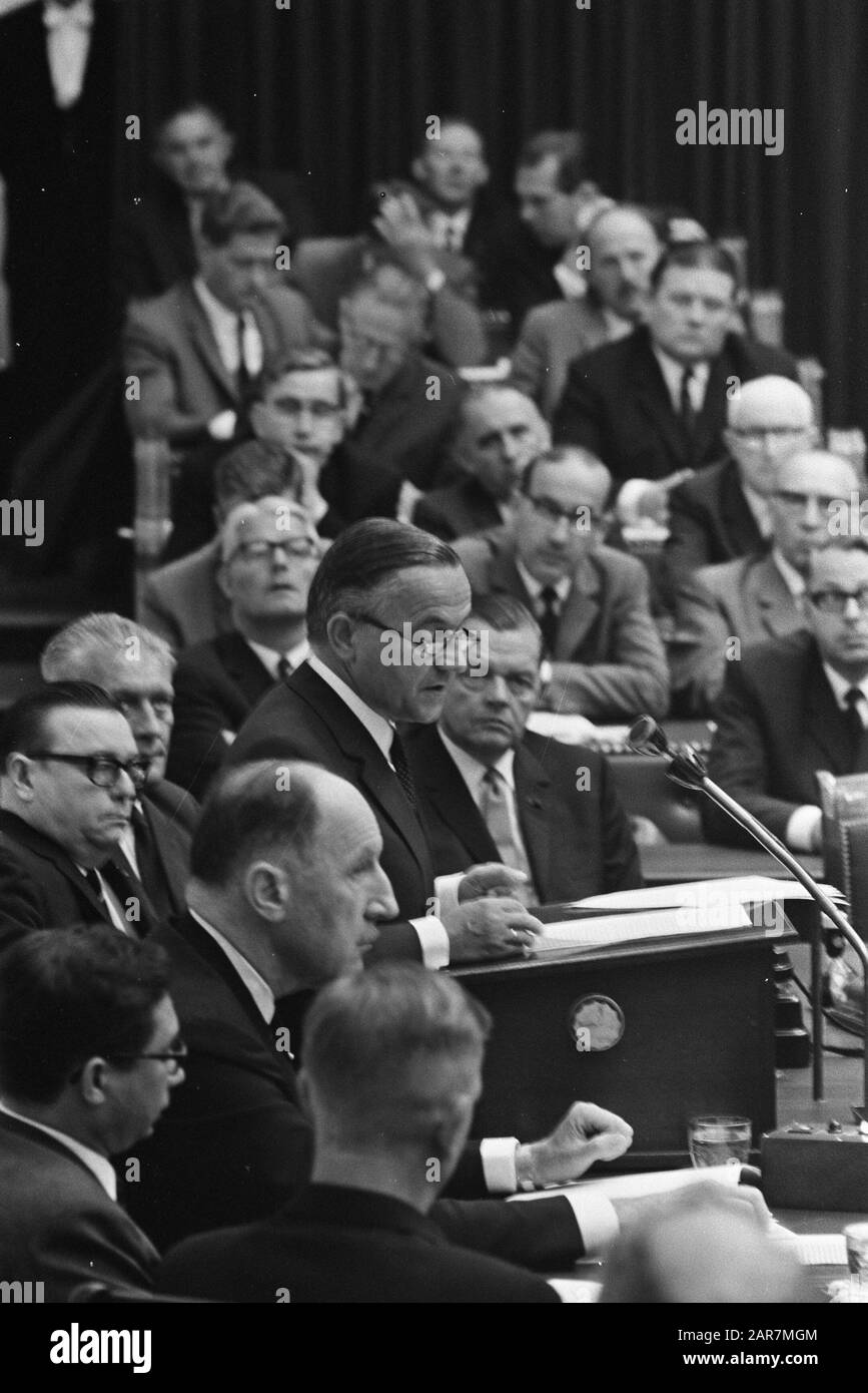 Die russische Invasion in die Tschechoslowakei, die im Haus Premier De Jong diskutiert wurde, liest eine Regierungserklärung. Im Vordergrund der Außenminister, Luns Datum: 27. August 1968 Ort: Den Haag, Zuid-Holland Schlüsselwörter: Gruppenporträts, Parlamente, Premierminister, Regierungserklärungen persönlicher Name: Jong, Piet de, Luns, Joseph Institutionenname: Haus Stockfoto
