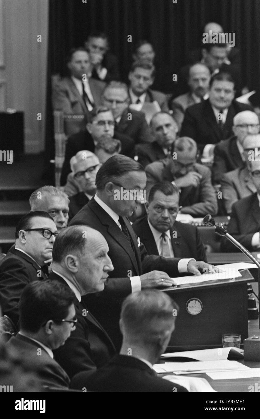 Die russische Invasion in die Tschechoslowakei, die im Haus Premier De Jong diskutiert wurde, liest eine Regierungserklärung. Im Vordergrund der Außenminister, Luns Datum: 27. August 1968 Ort: Den Haag, Zuid-Holland Schlüsselwörter: Gruppenporträts, Parlamente, Premierminister, Regierungserklärungen persönlicher Name: Jong, Piet de, Luns, Joseph Institutionenname: Haus Stockfoto