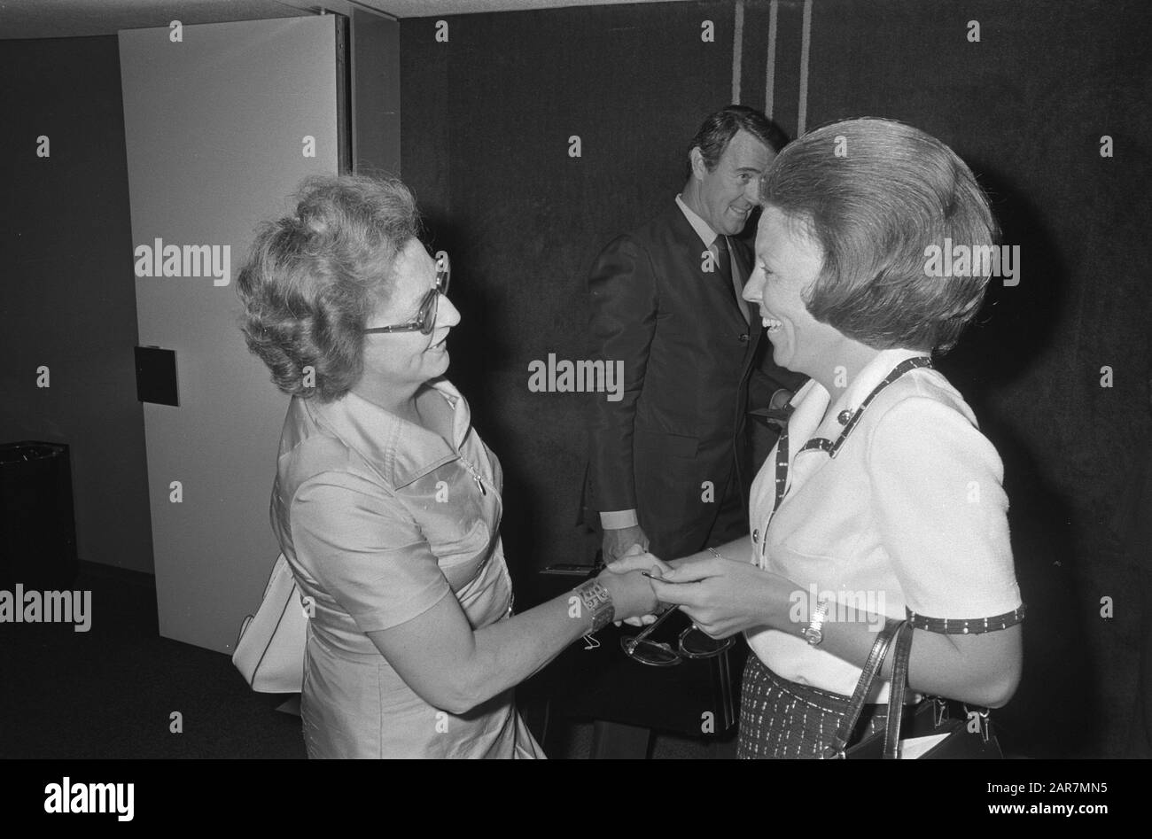 Premier den Uyl verlässt mit Frau der niederländischen Antillen Schiphol naa, Beatrix schenkt Frau den Uyl ha NR. 5 Rat herr. Merkelbach (KOP)/Datum: 14. August 1974 Ort: Noord- Holland, Schiphol Schlüsselwörter: Prinzessinnen persönlicher Name: Beatrix, Prinzessin, Uyl, Joop den, Uyl, Joop den Stockfoto