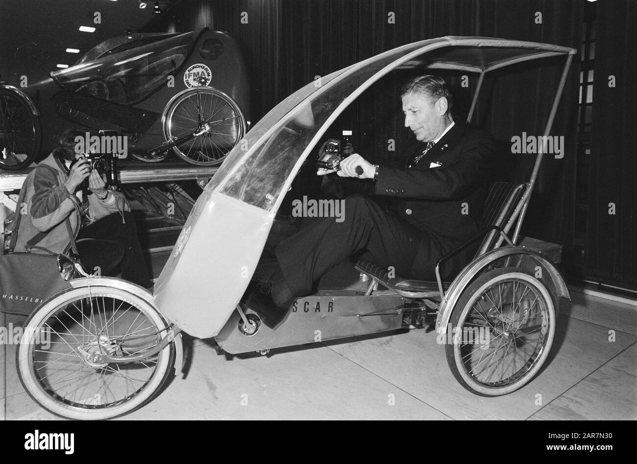 Premier Van Agt eröffnet den ersten World Bike Congress, Radsport in den Achtzigern im RAI. Van Agt zu einem Einfachen Muscar Datum: 24. Februar 1982 Schlüsselwörter: Fahrräder, Öffnungen, Name Der Institution der Premierminister: RAI Stockfoto