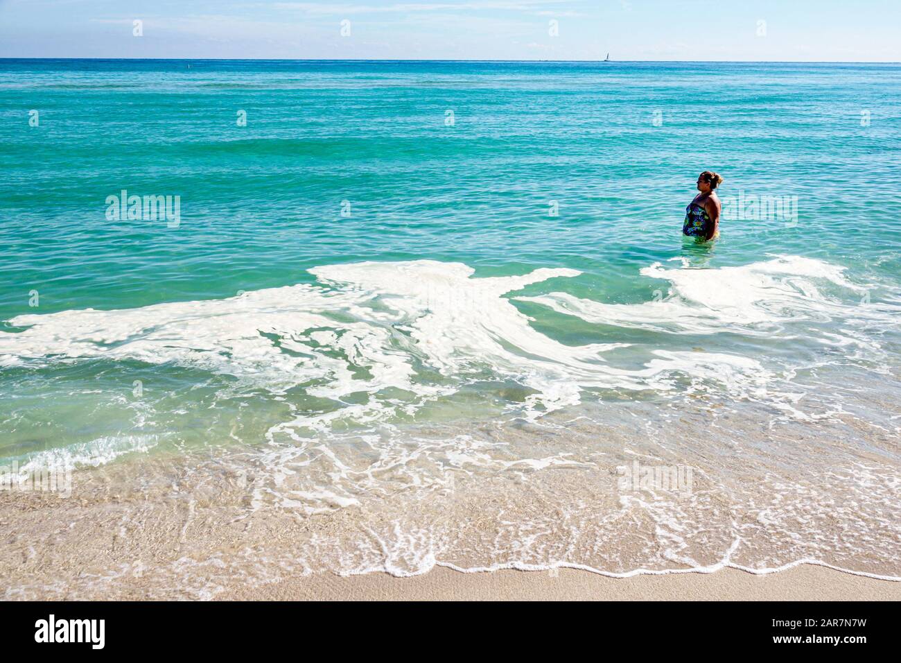 Miami Beach Florida, North Beach, Atlantischer Ozean Wasser, Surfen, Wasser, Sonnenbaden, Strandgänger, unerklärliche schwimmende Substanz Schaum Verschmutzung Trümmer, globale Warmin Stockfoto