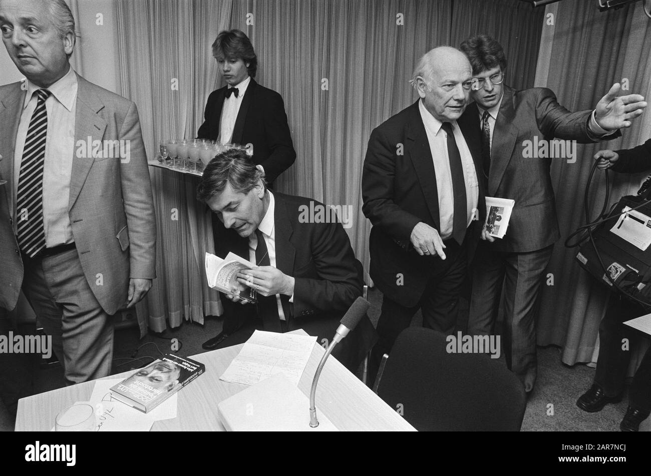 Präsentationsbuch Joop den Uyl, Polizei als Leidenschaft Lubbers (l) und den Uyl Datum: 18. November 1985 Stichwörter: Bücher, Politiker Personname: Uyl, Joop den Stockfoto