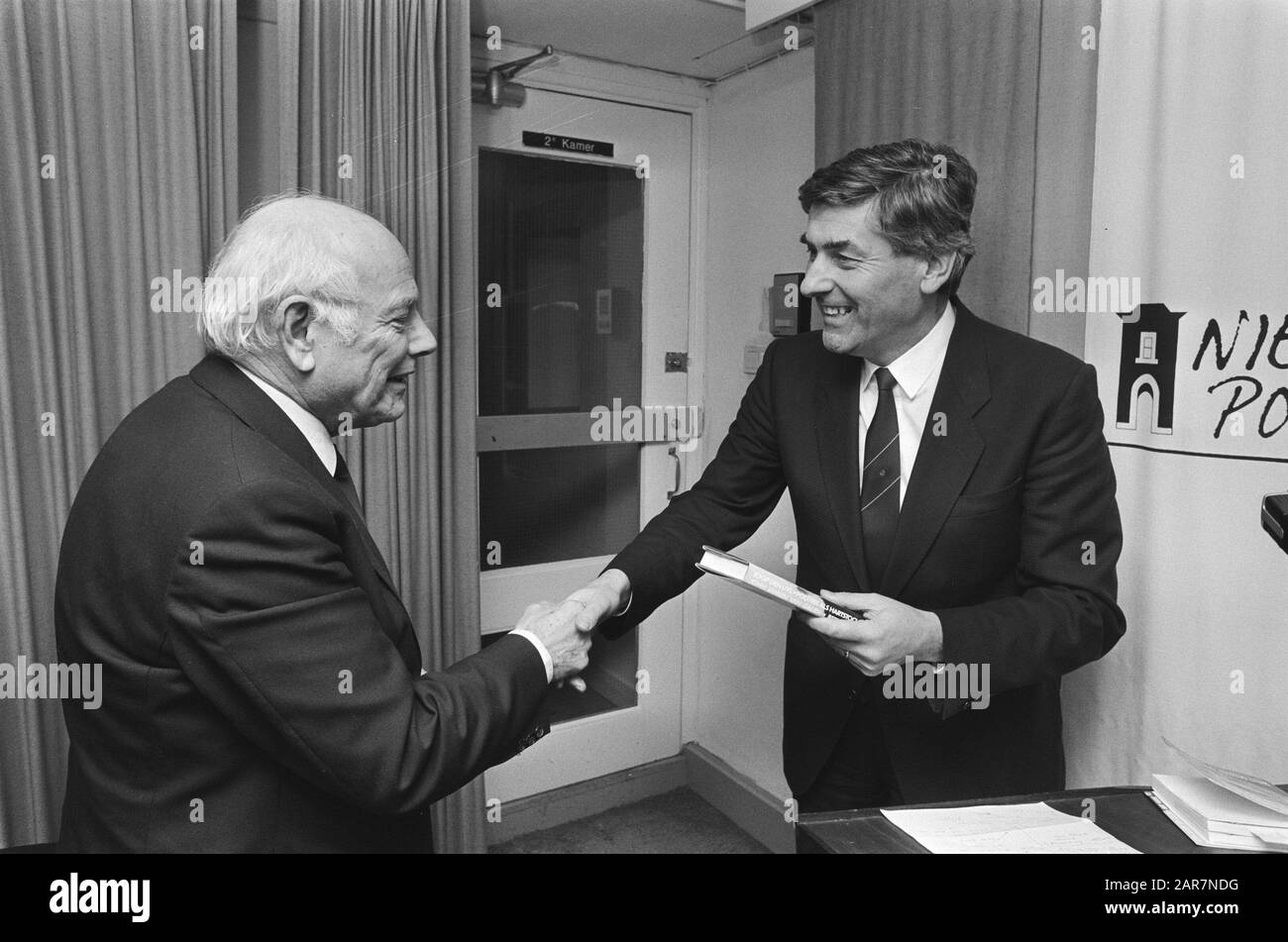 Präsentationsbuch Joop den Uyl, Polizei als Leidenschaft den Uyl und Premier Lubbers (r) Datum: 18. November 1985 Stichwörter: Bücher, Politiker persönlicher Name: Lubbers, Ruud, Uyl, Joop den Stockfoto