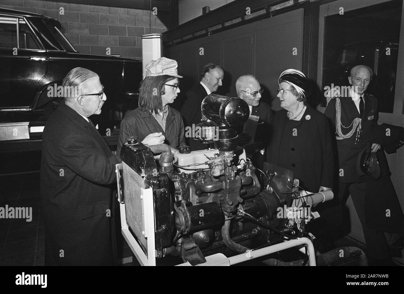 Staatsbesuch von Bundespräsident Heinemann von Westdeutschland beim niederländischen Präsidenten Gustav Heinemann von der Bundesrepublik Deutschland und Königin Juliana besuchen das Zentrum für Vakopausbildung von Erwachsenen in Den Haag; sie sind mit einem Automobilmotor gelistet. Datum: 25.November 1969 Ort: Den Haag, Zuid-Holland Schlüsselwörter: Queens, Präsidenten persönlicher Name: Heinemann, Gustav, Heinemann, Hilde, Jong, Piet de, Juliana (Königin Niederlande) Stockfoto