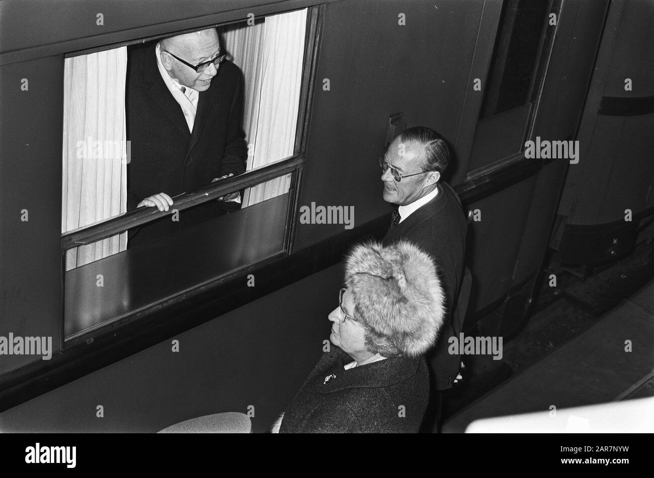 Präsident Heinemann und Ehefrau des CS Ada unter Leitung von Königin Juliana und Prinz Bernhard Datum: 27. November 1969 Ort: Amsterdam, Noord-Holland Schlüsselwörter: Besuche, Königinnen, Präsidenten, persönlichen Namen hinterlassen: Bernhard, Fürst, Heidemann, Gustav, Juliana (Königin Niederlande) Stockfoto