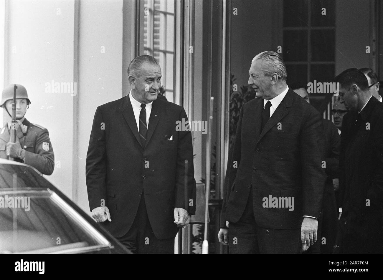 Präsident Johnson (USA) hatte Gespräche mit Kiesinger in Bonn, Johnson und Kiesinger Datum: 24. April 1967 Standort: Amerika, Bonn Schlüsselwörter: Diskussionen persönlicher Name: Johnson, Lyndon B., Kiesinger Stockfoto