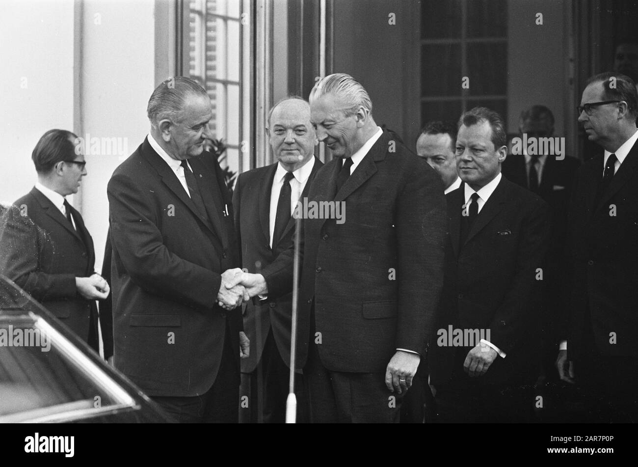 Präsident Johnson (USA) hatte Gespräche mit Kiesinger in Bonn, v. l.n.r Johnson, Rusk, Kiesinger, Brandt Datum: 24. April 1967 Ort: Amerika, Bonn Schlüsselwörter: Bewertungen persönlicher Name: Johnson, Johnson, Lyndon B., Kiesinger, Rusk, Dean Stockfoto