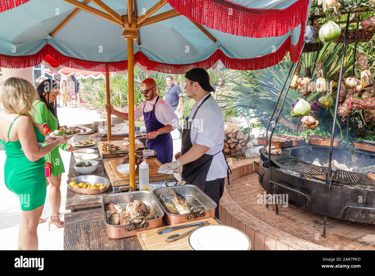 Miami Beach, Florida, Collins Avenue, Faena District, kulturelles Viertel, Faena Hotel, luxuriöses 5-Sterne-Hotel, Bar-Restaurant am Pool, Buffet im Freien, brun Stockfoto