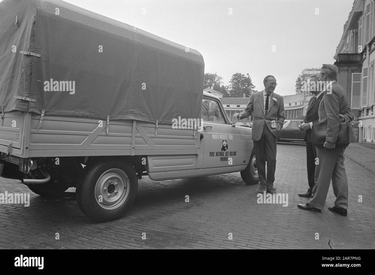 Prins Bernhard nimmt Pick-up-Wagen Peugeot 404 für den World Wild Life Fund in Empfang bei Soestdijk Prins Bernhard mit dem Auto Datum: 16. Juni 1971 Ort: Soestdijk, Utrechter (Provinz) persönlicher Name: Bernhard (Fürst Niederlande) Institutionenname: WWF Stockfoto