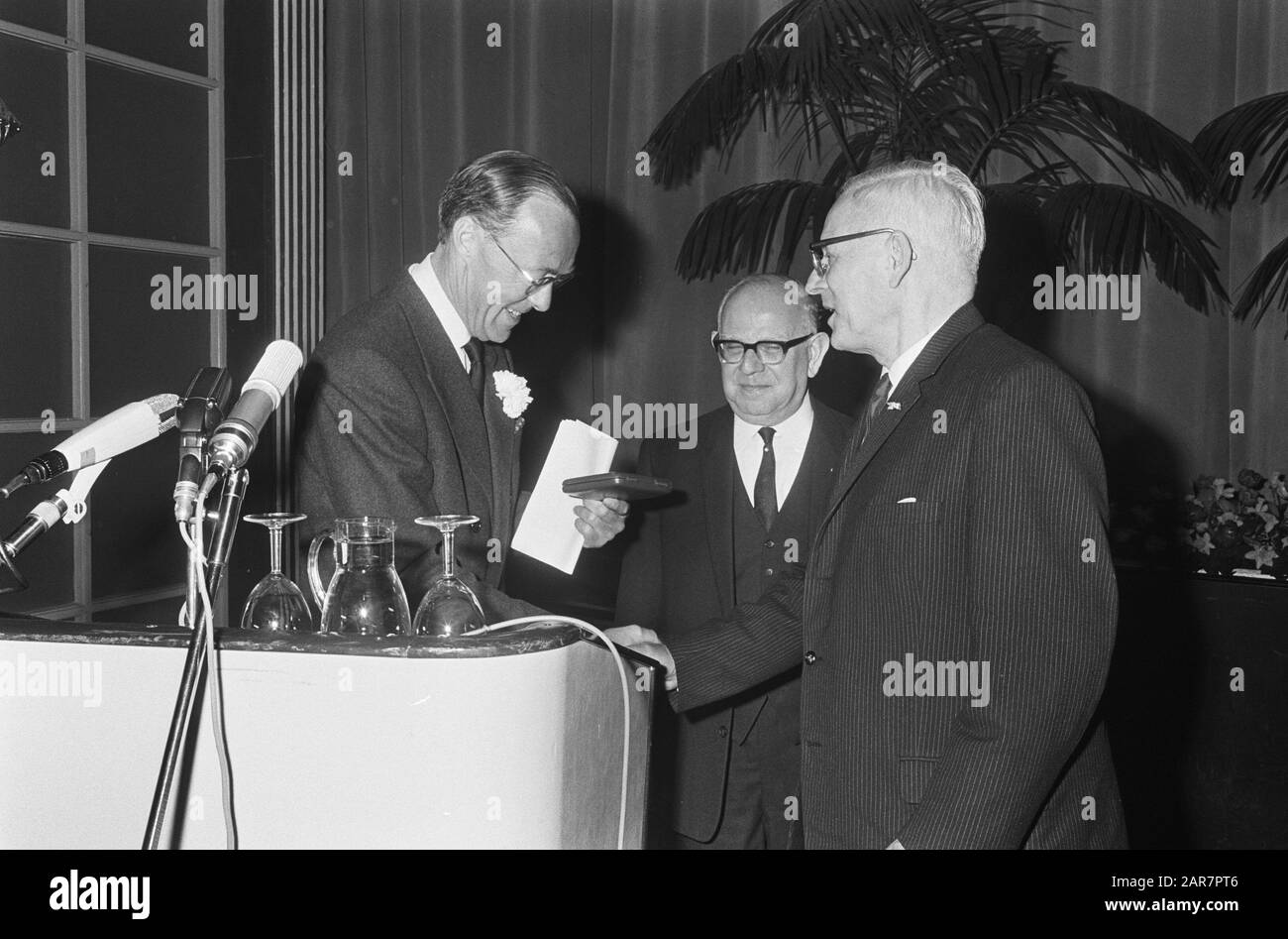 Prinz Bernhard von der NOVIB, Fürst überreicht dem PROF ein Verdienstabzeichen. De Vries (rechts), mittleres drs. Korthals Datum: 29. März 1966 Schlagwörter: Princes Personenname: Bernhard, Fürst, Drs. Name der Orthals Institution: Novib Stockfoto