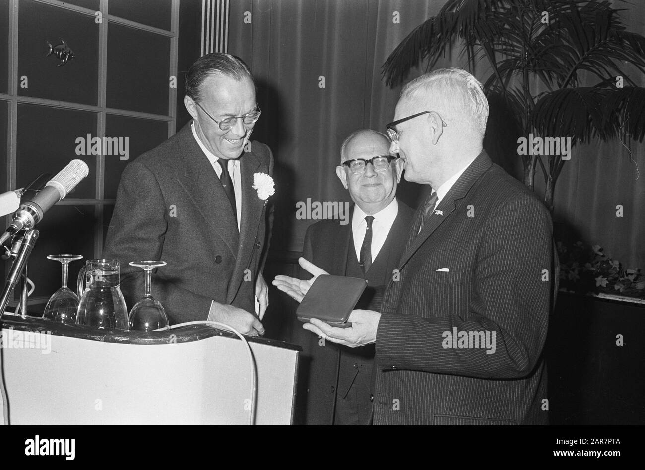 Prinz Bernhard von der NOVIB, Fürst überreicht dem PROF ein Verdienstabzeichen. De Vries (rechts), mittleres drs. Korthals Datum: 29. März 1966 Schlagwörter: Princes Personenname: Bernhard, Fürst, Drs. Name der Orthals Institution: Novib Stockfoto