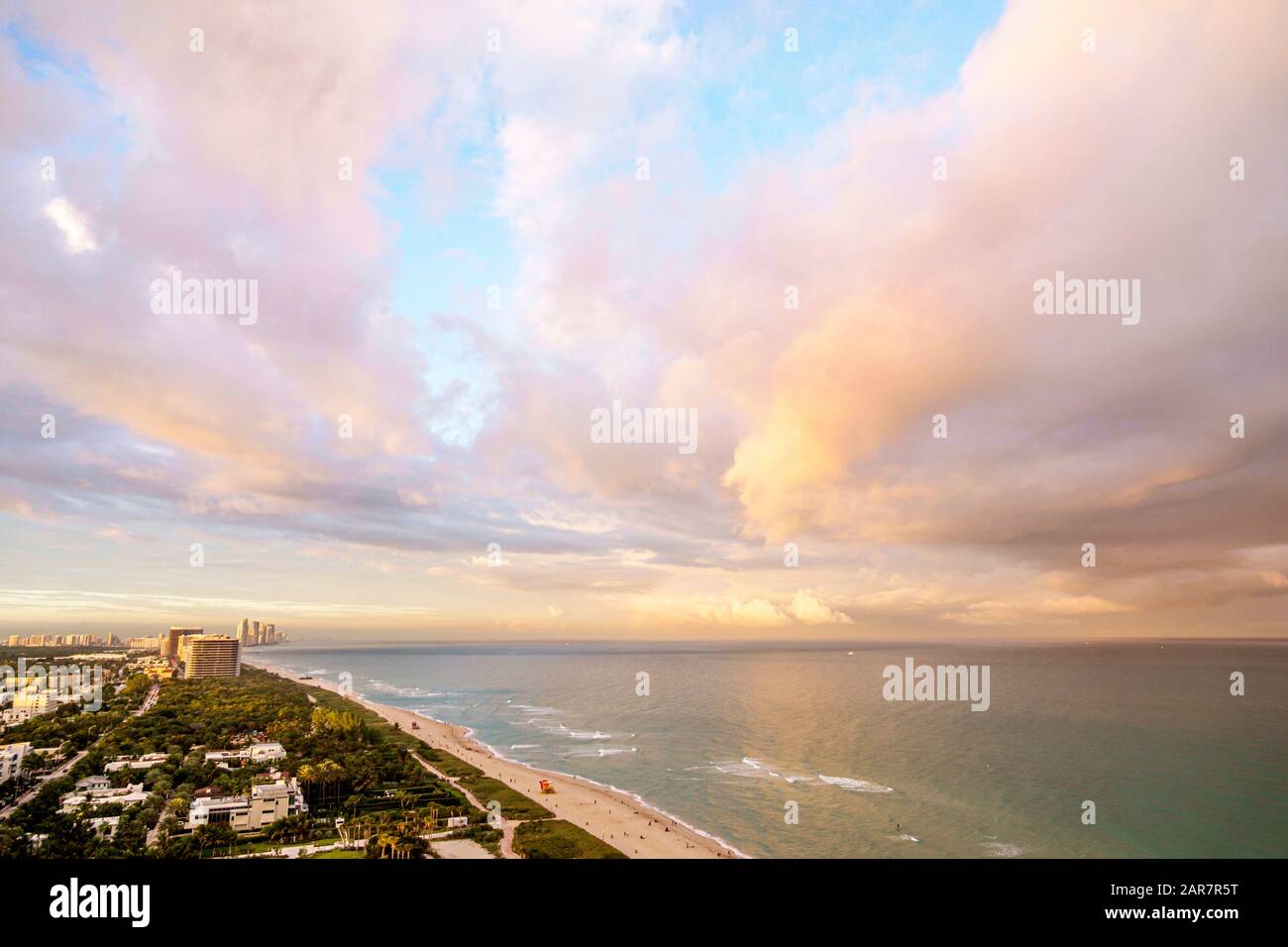 Miami Beach, Florida, North Beach, Atlantik, Küste, Strand, Skyline der Stadt, Wasserhimmel, Sonnenuntergangswolken, FL191231158 Stockfoto